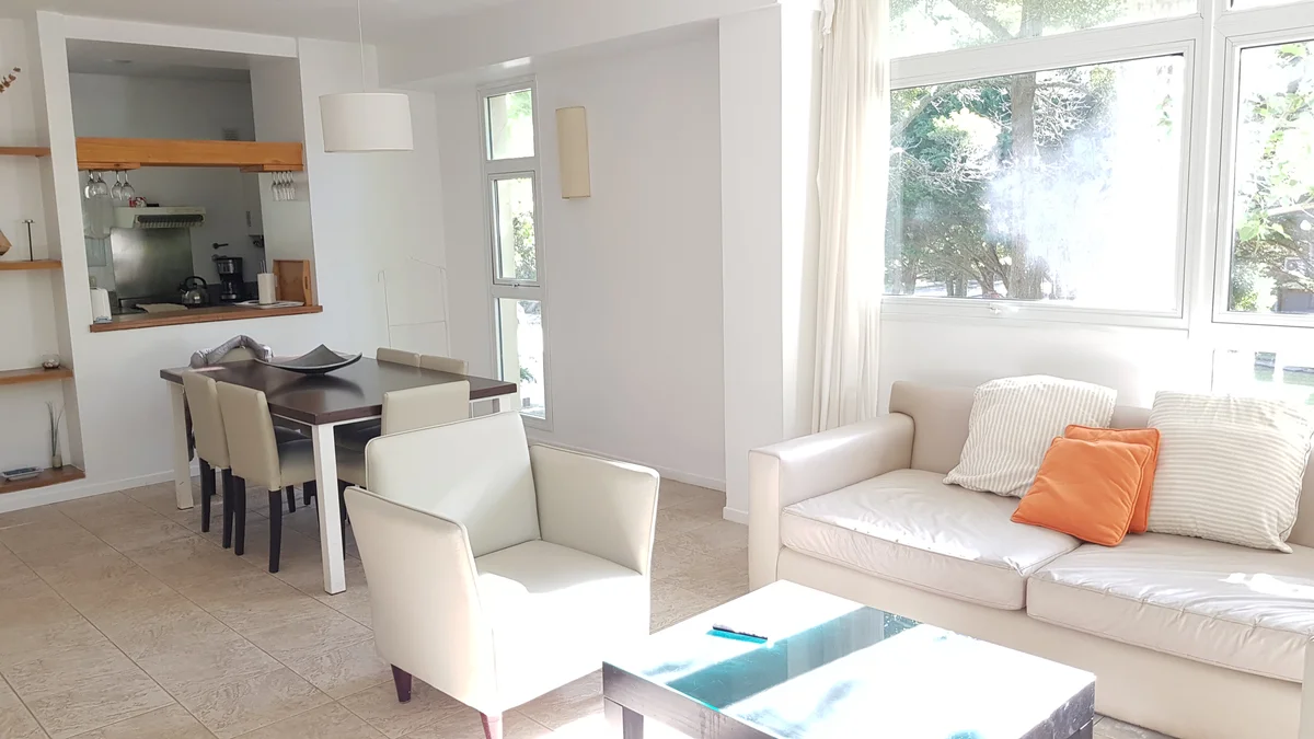 living comedor terrazasdecarilo 1A con vista al balcón