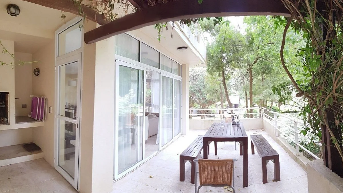 balcón terraza con parrilla cubierta