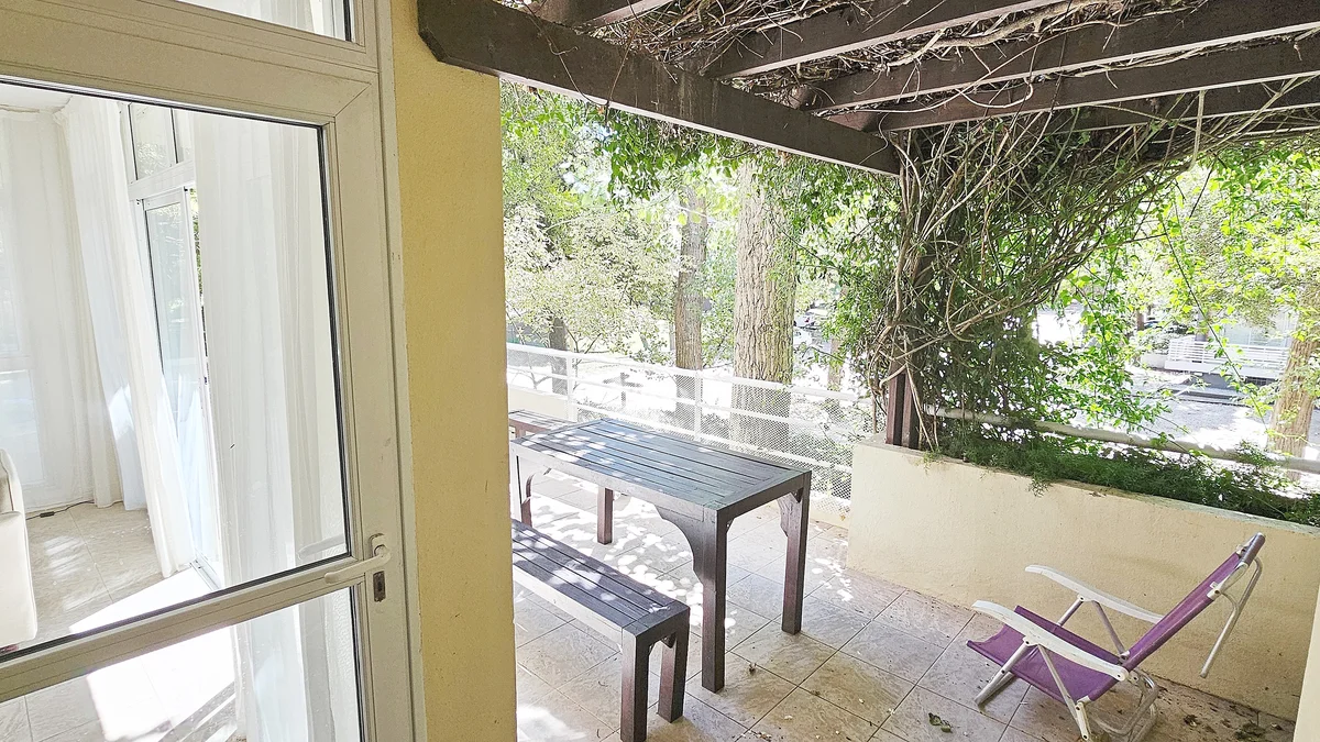 balcón terraza con parrilla cubierta