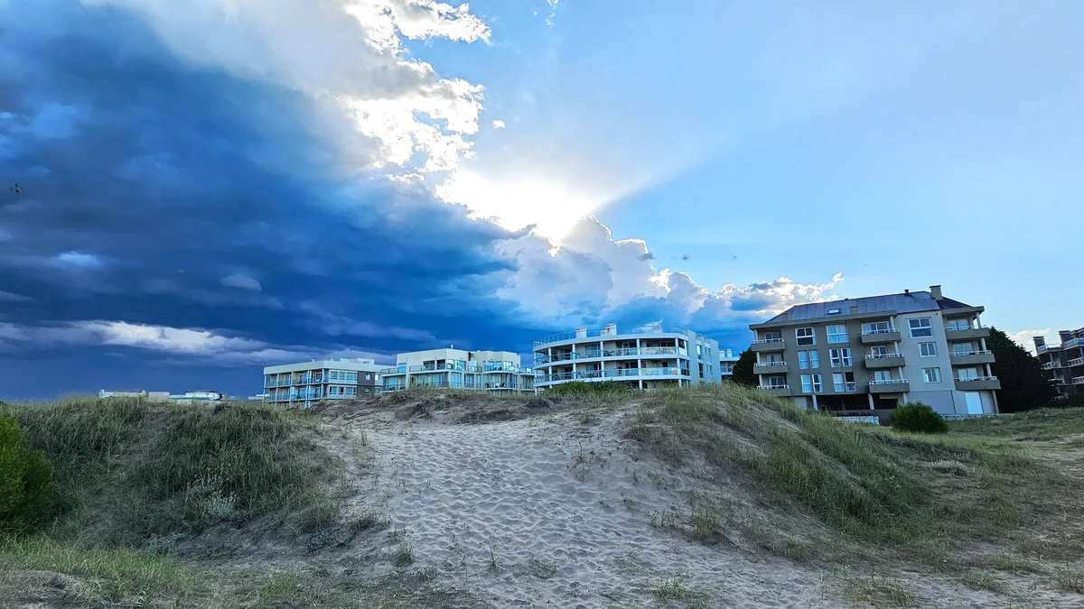 playa con nubes